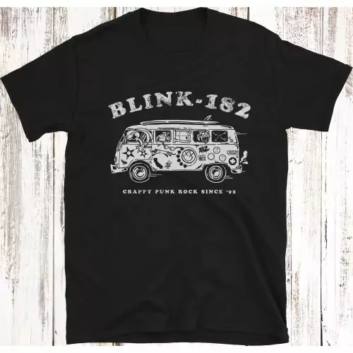 Zeige deinen Stil mit unserem Blink 182 'Crappy Punk Rock Since 1992' T-Shirt, eine perfekte Mischung aus Attitüde und Komfort aus 100% Baumwolle. Umarme den Punk-Spirit mit diesem ikonischen Design, geschaffen für wahre Musikenthusiasten, die rebellische