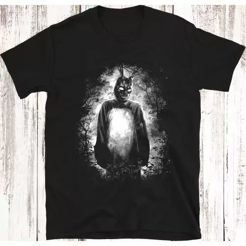 Betreten Sie die geheimnisvolle Welt von Donnie Darko mit unserem exklusiven T-Shirt, das das unheimliche Gesicht von Frank the Rabbit zeigt und Tribut an filmische Intrigen und künstlerischen Ausdruck zollt. Entworfen für Komfort und Einzigartigkeit, ist