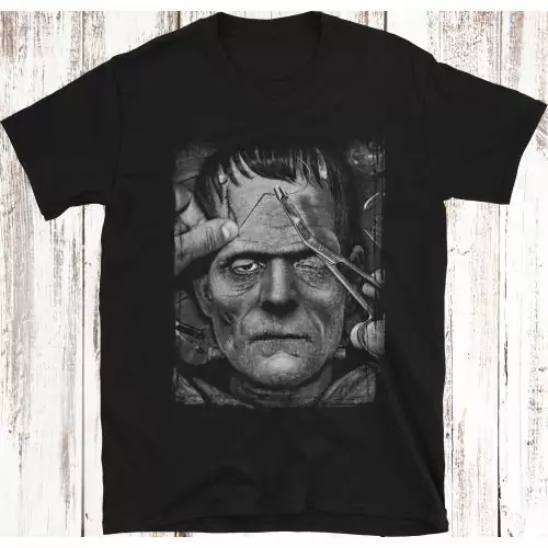 Belebe den Horror wieder mit unserem exklusiven T-Shirt, das Dr. Frankenstein bei der Erschaffung seiner monströsen Kreatur zeigt; ein Stich in die Geschichte des Horrors, von der Romanvorlage bis zur Leinwand, Komfort in der Furcht und ein Nicken an lite