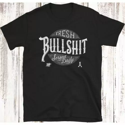 Verleih deinem Stil einen Hauch von Humor mit unserem T-Shirt, das die klare Botschaft trägt: 'Täglich frischer Bullshit serviert.'