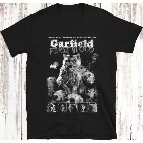 Kleide dich in dunklem Humor mit unserem Garfield: First Blood Tribute T-Shirt. Mit der Killerkatze aus der unveröffentlichten Horroradaption von 1984 zeigt dieses Shirt eine nahtlose Verschmelzung von Satire und Horror. Sie nannten ihn fett; jetzt nennt 