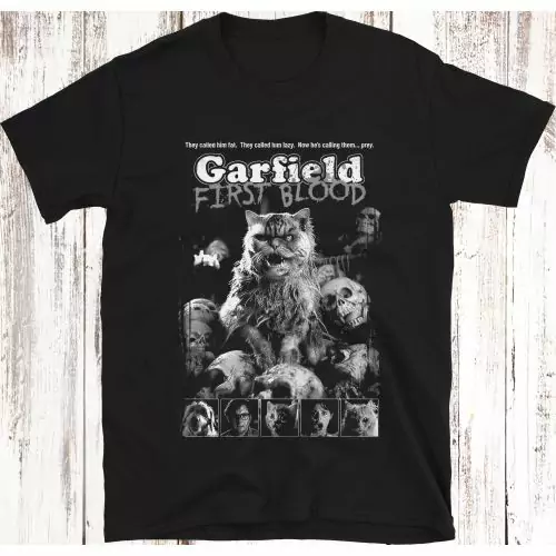 Kleide dich in dunklem Humor mit unserem Garfield: First Blood Tribute T-Shirt. Mit der Killerkatze aus der unveröffentlichten Horroradaption von 1984 zeigt dieses Shirt eine nahtlose Verschmelzung von Satire und Horror. Sie nannten ihn fett; jetzt nennt