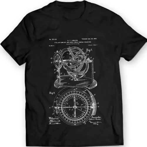 Begeben Sie sich auf eine maritime Reise mit unserem Stellar Compass Circle Course Projektor-Patent-T-Shirt aus hochwertiger Baumwolle und einer detaillierten Reproduktion des historischen Patents – ein Muss für Liebhaber der Seefahrtsgeschichte und marit
