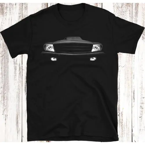 Klassisches deutsches Luxusauto 500 r107 SL auf schwarzem T-Shirt - old school und eines der bekanntesten Modelle da draußen.