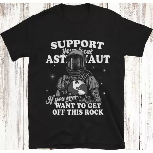 Entfache deinen Stil mit unserem "Support Your Local Astronaut" T-Shirt, das einen verspielten Astronauten zeigt, wie er die Erde hält, und eine witzige Erinnerung trägt: "Unterstütze deinen lokalen Astronauten, wenn du jemals von diesem Felsen wegkommen 