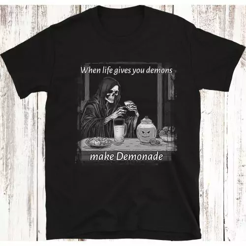 Würze deine Garderobe mit unserem 100% Baumwoll-Meme-inspirierten T-Shirt, das einen Dämonen zeigt, der ein Elixier braut, und der geistreichen Botschaft: "Wenn das Leben dir Dämonen gibt, mach DEMONADE!"